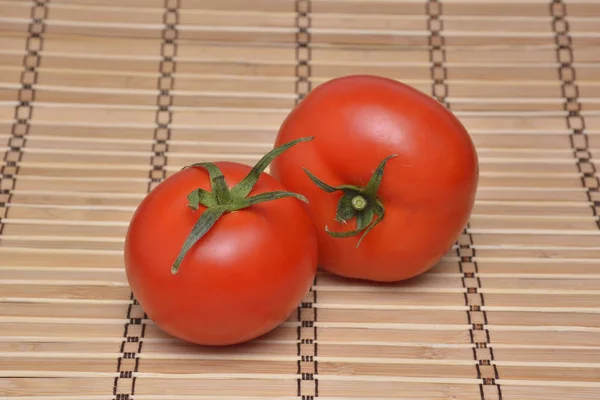 Tomates em fundo de madeira rústica — Fotografia de Stock