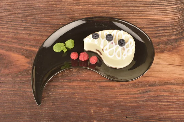 Pastel de chocolate sobre fondo de madera — Foto de Stock