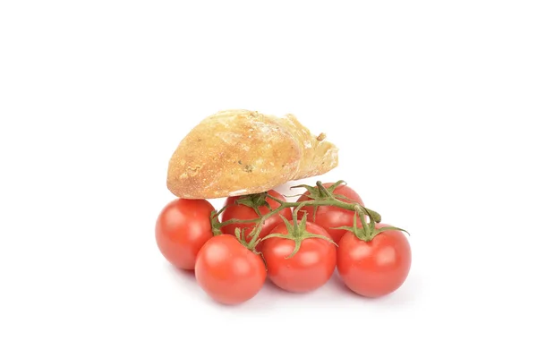 Pomodori rossi freschi con pane su sfondo bianco — Foto Stock