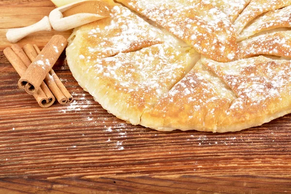 Tarçın ve şeker ile tatlı ev yapımı elma pasta