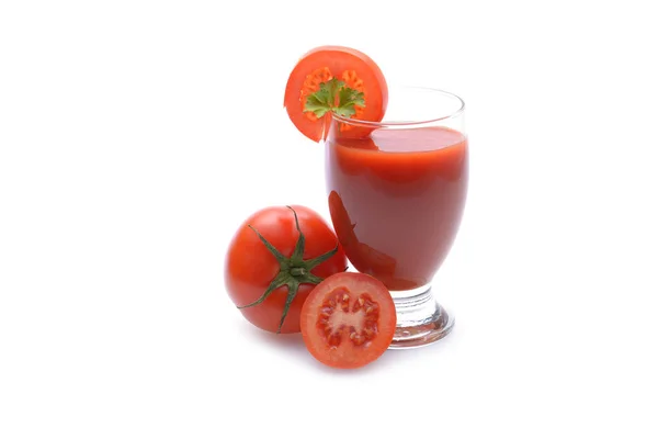 Suco de tomate fresco sobre fundo branco — Fotografia de Stock