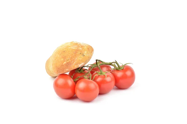 Pomodori rossi freschi con pane su sfondo bianco — Foto Stock