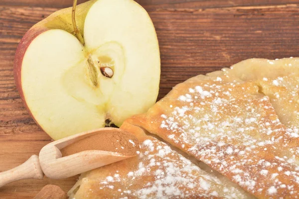 Sweet homemade apple pie with cinnamon and sugar — Stock Photo, Image