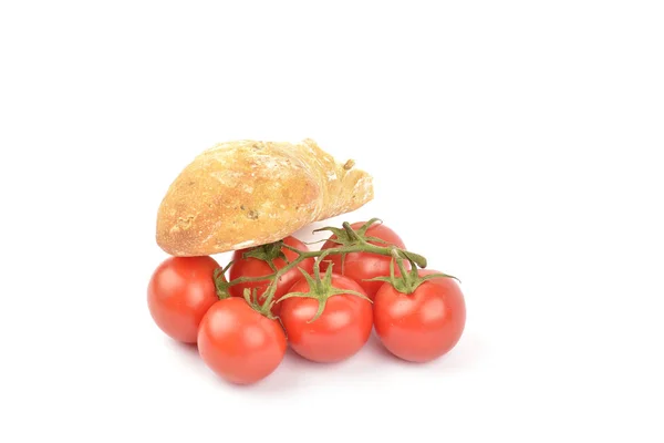 Pomodori rossi freschi con pane su sfondo bianco — Foto Stock