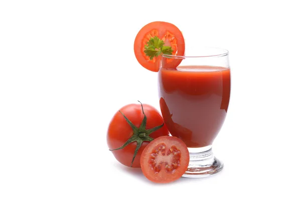 Frischer Tomatensaft auf weißem Hintergrund — Stockfoto