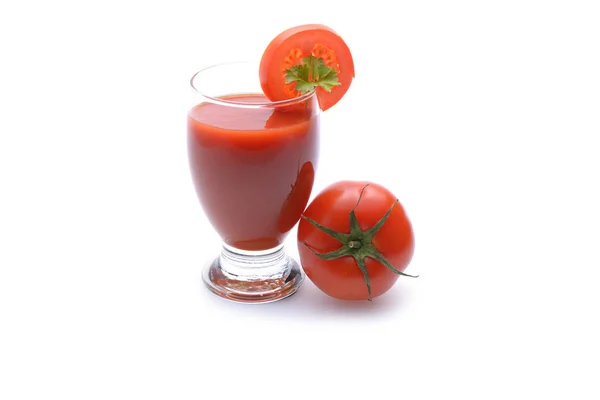 Frischer Tomatensaft auf weißem Hintergrund — Stockfoto