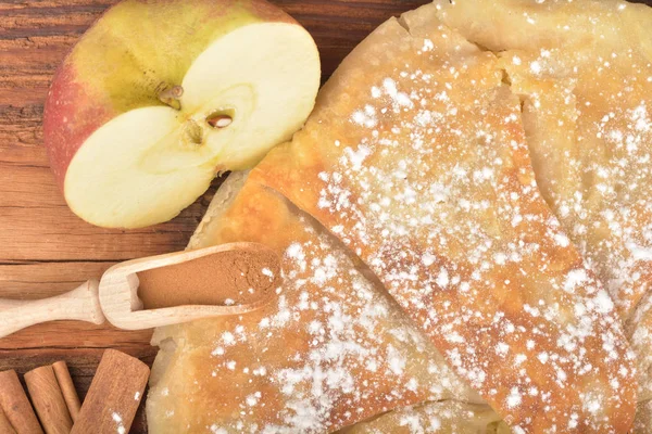 Sweet homemade apple pie with cinnamon and sugar — Stock Photo, Image