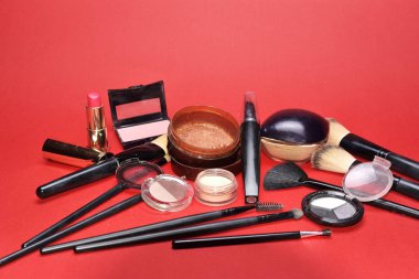 Küme açık renkli arka plan üzerinde Dekoratif kozmetik