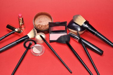 Küme açık renkli arka plan üzerinde Dekoratif kozmetik