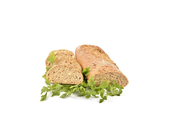 Frisches hausgemachtes Naturbrot mit Gemüse auf weißem Hintergrund — Stockfoto