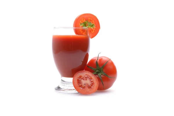 Frischer Tomatensaft auf weißem Hintergrund — Stockfoto