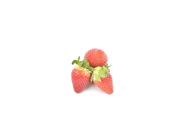 Aardbeien met bladeren. Geïsoleerd op een witte achtergrond. — Stockfoto