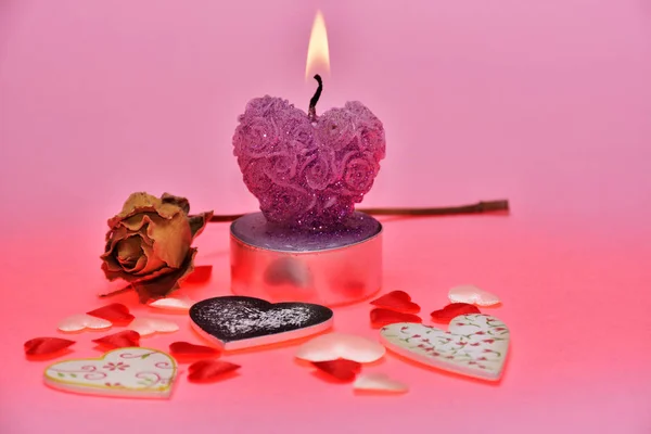 Rosa, vela e corações fundo romântico para parabéns — Fotografia de Stock