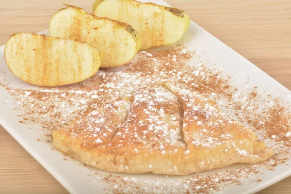 Sweet homemade apple pie with cinnamon and sugar — Stock Photo, Image