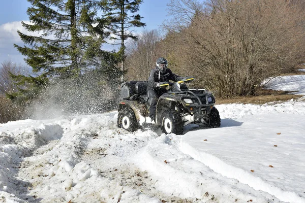 Bretcu, Romênia - 28 de fevereiro: Treino de Pall Andor com um quad can-am — Fotografia de Stock