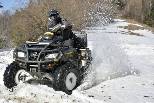 Bretcu, Romênia - 28 de fevereiro: Treino de Pall Andor com um quad can-am — Fotografia de Stock