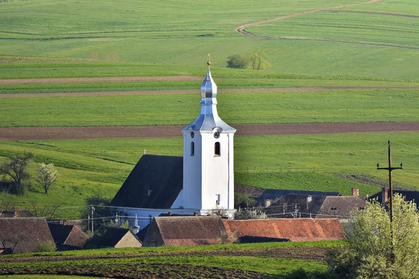 Weergave van de witte kerk in een dorp. Aita Seaca, Covasna. Roemenië — Stockfoto