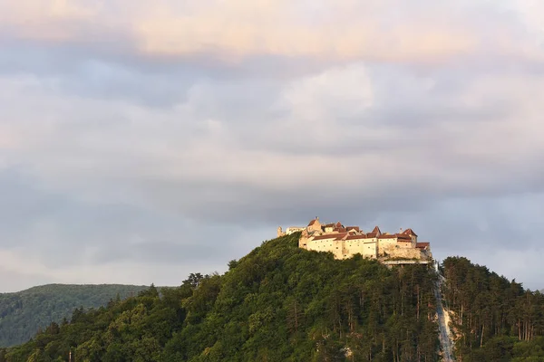 Zonsondergang op Rasnov Citadel (Roemeens: Cetatea Rasnov, Duits: Rosenauer Burg) is een historisch monument en mijlpaal in Roemenië. — Stockfoto