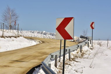 Virajlı yolda yönü gösteren yol işaretleri