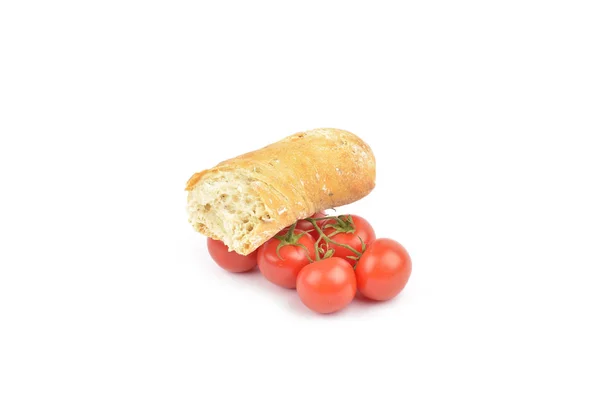 Tomates vermelhos frescos com pão sobre fundo branco — Fotografia de Stock