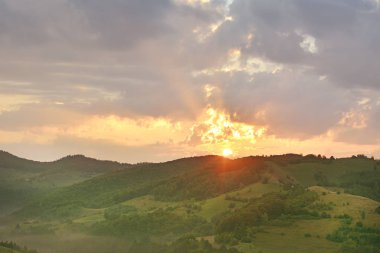 Görkemli günbatımı dağlar peyzaj. Fırtına öncesi gökyüzü bulutlu. Karpat, Romanya, Avrupa. Güzellik dünya.