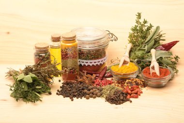 Ahşap masada çeşitli renkli baharatlar var.