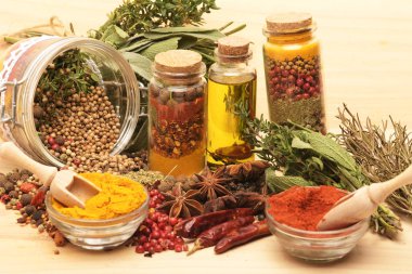 Ahşap arka planda çeşitli baharatlar.