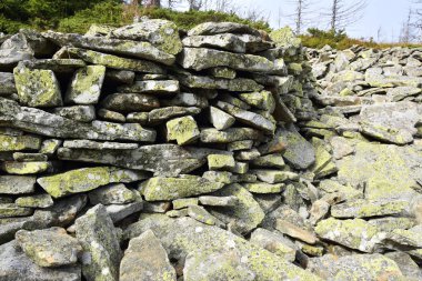 taş duvardan eski askeri sığınak (Bretcu, Romanya)