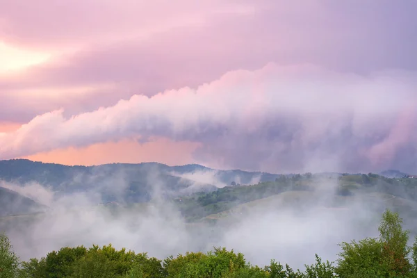 Indah dari alam dengan kabut dan awan saat matahari terbenam — Stok Foto