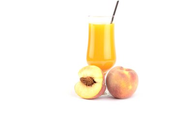 taze şeftali suyu ve meyve beyaz arka plan üzerinde