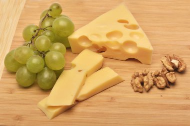 ahşap tahta üzerinde peynir