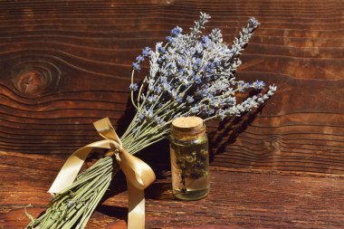 lavanta yağı ile ahşap arka plan üzerinde çiçek