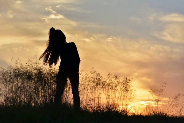 Bella donna sul campo al tramonto, sera d'estate — Foto Stock