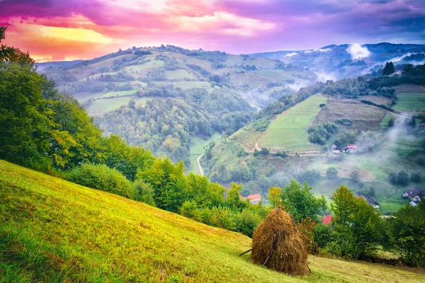 Величественный закат в горах пейзаж. Пасмурное небо перед бурей. Карпаты, Румыния, Европа. Мир красоты. Старый стиль камеры . — стоковое фото