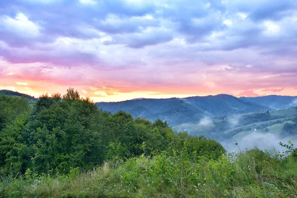 Majestoso pôr-do-sol na paisagem das montanhas. Céu nublado antes da tempestade. Cárpatos, Roménia, Europa. Mundo da beleza . — Fotografia de Stock