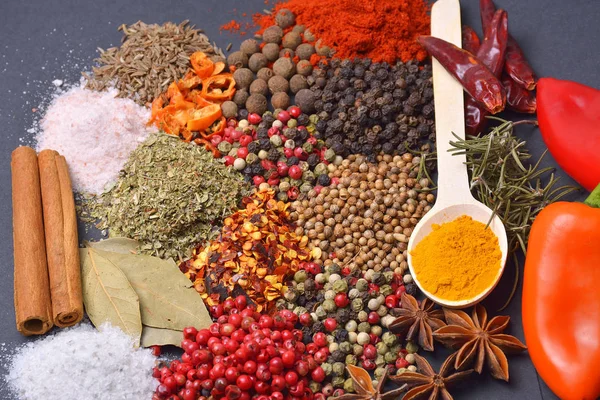 farklı baharat ve bitkilerle kompozisyon