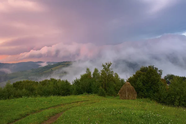 Величественный закат в горах пейзаж. Пасмурное небо перед бурей. Карпаты, Румыния, Европа. Мир красоты . — стоковое фото