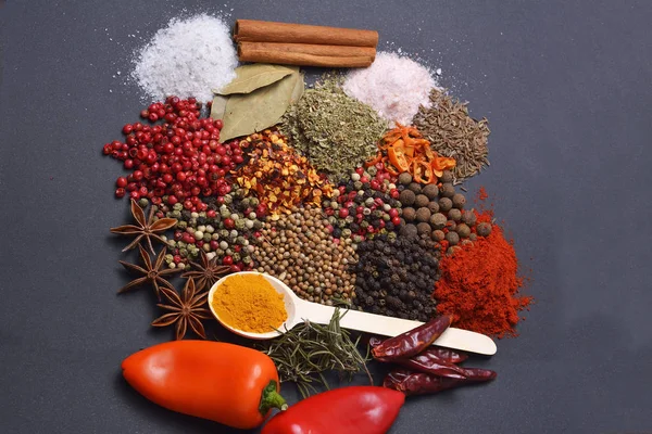 Sammansättning med olika kryddor och örter — Stockfoto