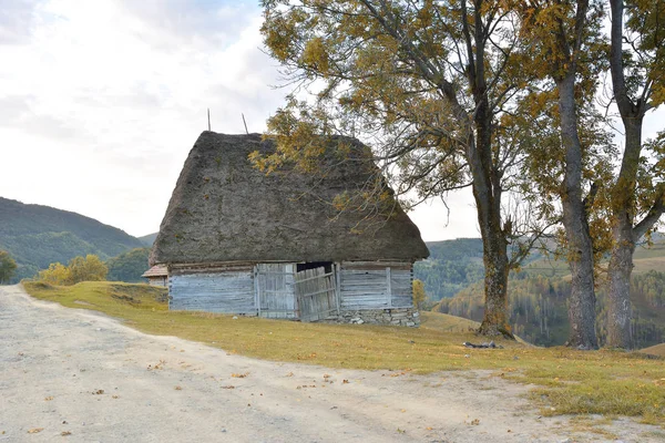 Houten huis van de oude boer in Transsylvanië, Roemenië — Stockfoto