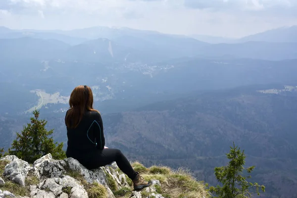 Žena si vychutnat výhled na horu — Stock fotografie
