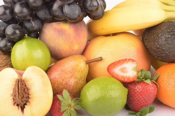 Beyaza izole edilmiş egzotik meyve çeşitleri