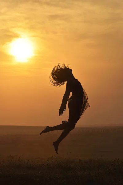 Giovane donna felice sul campo in estate sunse — Foto Stock