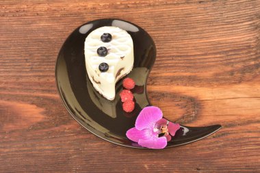 Tahta masada çikolatalı kek.