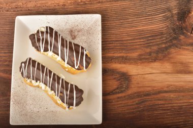 Lezzetli çikolatalı pasta ve ahşap masa üzerinde krem