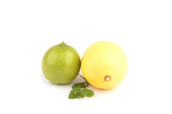 Limão fresco e limão isolado em branco — Fotografia de Stock