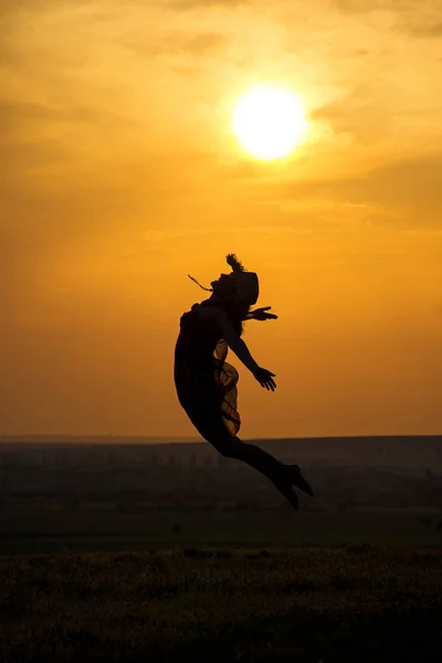 Giovane donna che salta di sera d'estate — Foto Stock