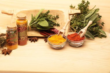 Renkli baharatların ahşap masası.