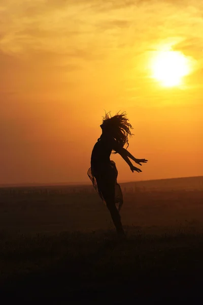 Bella donna sul campo al tramonto, sera d'estate — Foto Stock