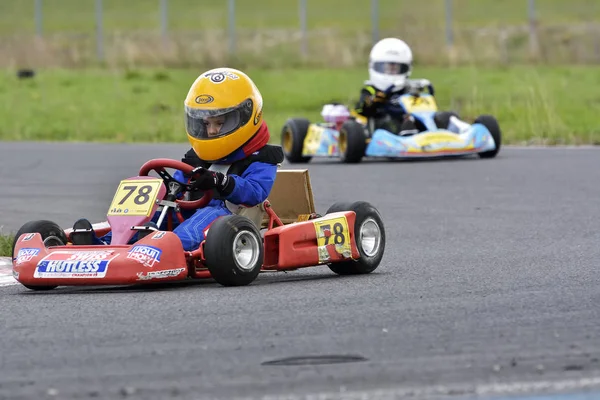 PREJMER, BRASOV, ROMANIA - 3 DE MAYO: Pilotos desconocidos compitiendo en el Campeonato Nacional de Karting Dunlop 2015, el 3 de mayo de 2015 en Prejmer, Brasov, Rumania — Foto de Stock