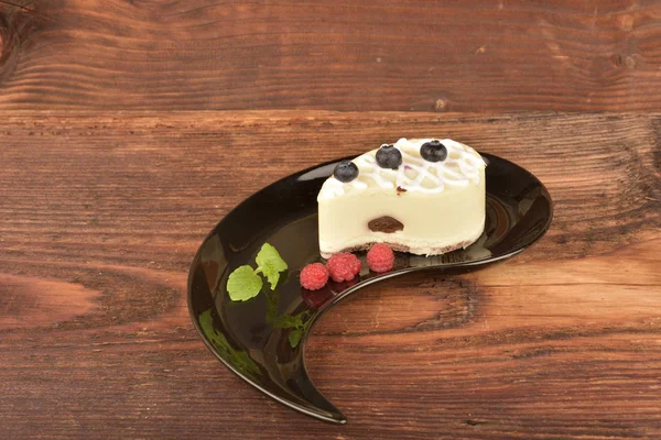 Pastel de chocolate sobre mesa de madera — Foto de Stock
